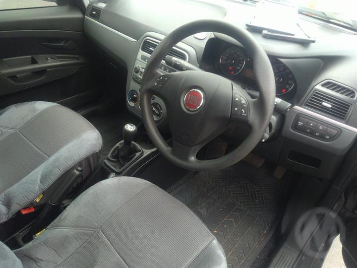 2014 FIAT PUNTO NON BLACKED OUT SURROUNDS TYPE, POP, 08/13-12/15 51937151 RIGHT HEADLAMP