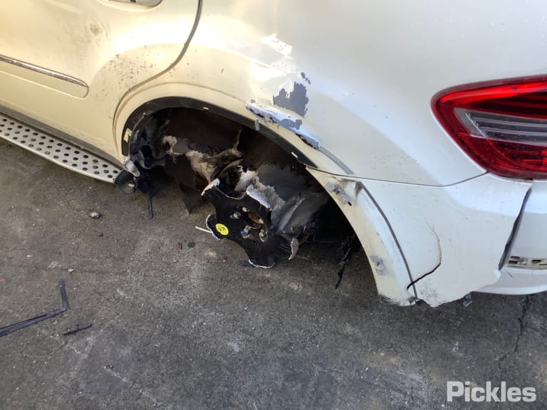 2011 MERCEDES M CLASS W164, 09/05-12/11 A1648810101 LEFT GUARD