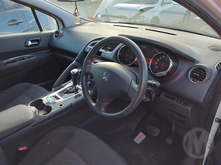 2011 PEUGEOT 3008 T8, 05/10-10/16  COURTESY LIGHT