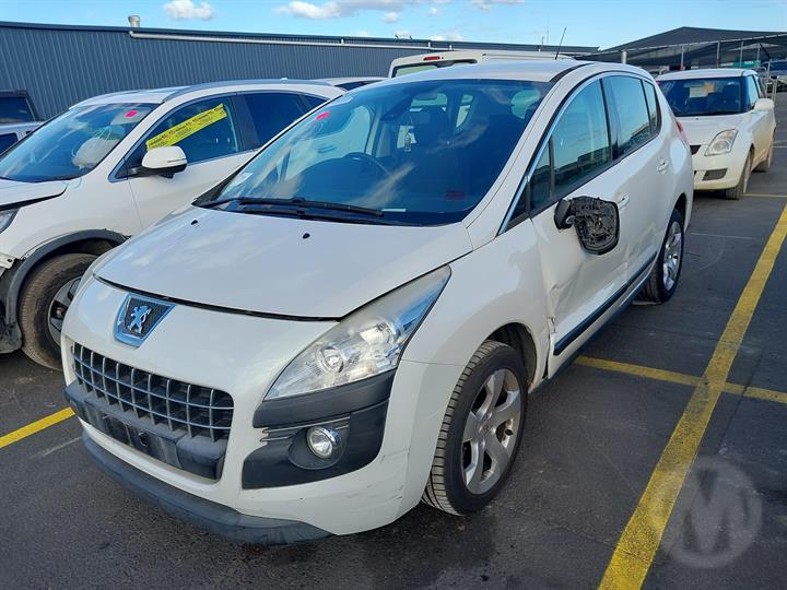 2011 PEUGEOT 3008 T8, 05/10-10/16  COURTESY LIGHT