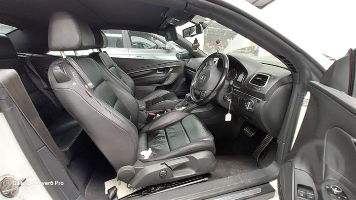 2011 VOLKSWAGEN EOS 1F 05/11-12/14  FUEL DOOR FILLER