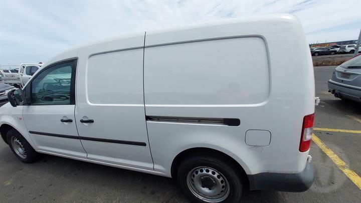 2010 VOLKSWAGEN CADDY 2K, CHROME INSERT TYPE, 12/04-08/10 2K0941006E RIGHT HEADLAMP