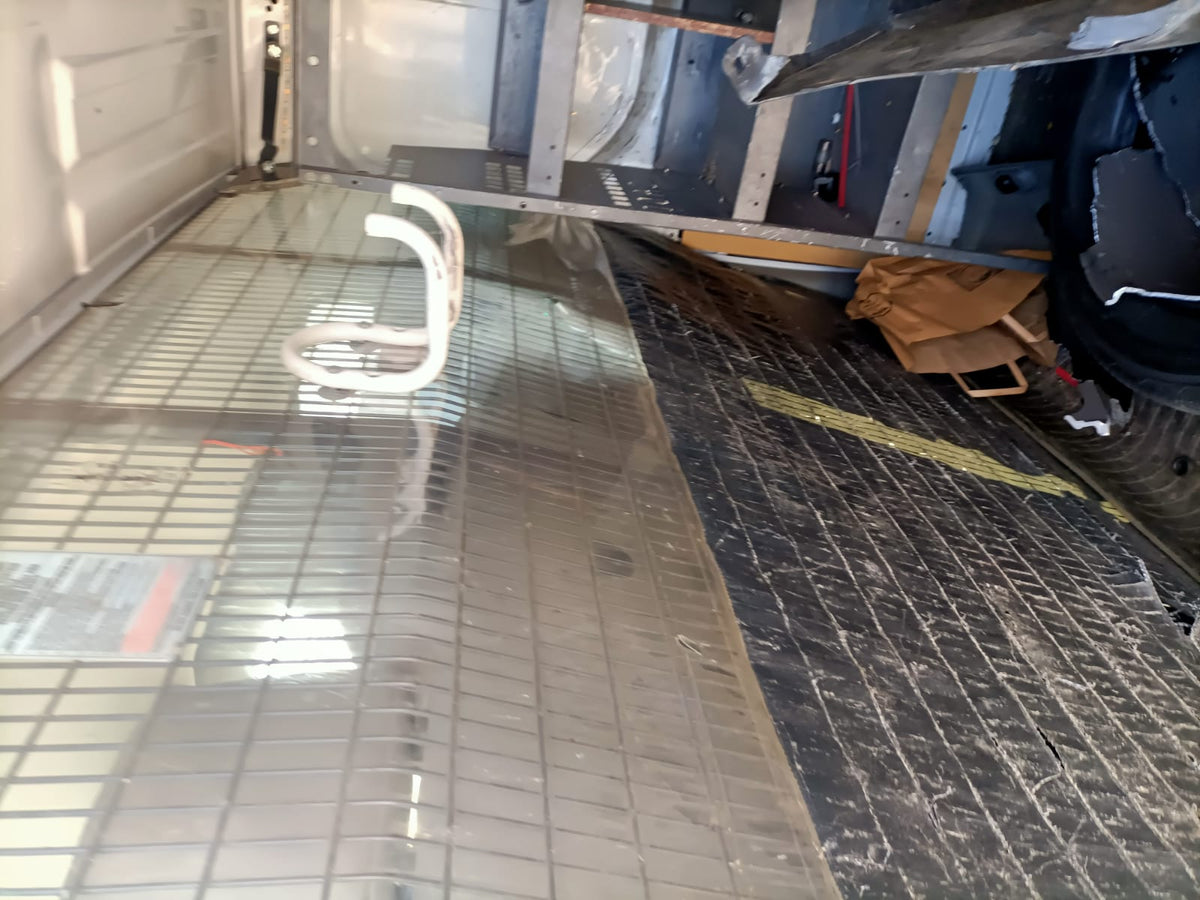 2014 RENAULT TRAFIC BARN DOOR SURROUND, 270 DEGREE DOOR LWB (VF1FLBHB), X83, 05/07-12/14 7700793306 LEFT TAILLIGHT