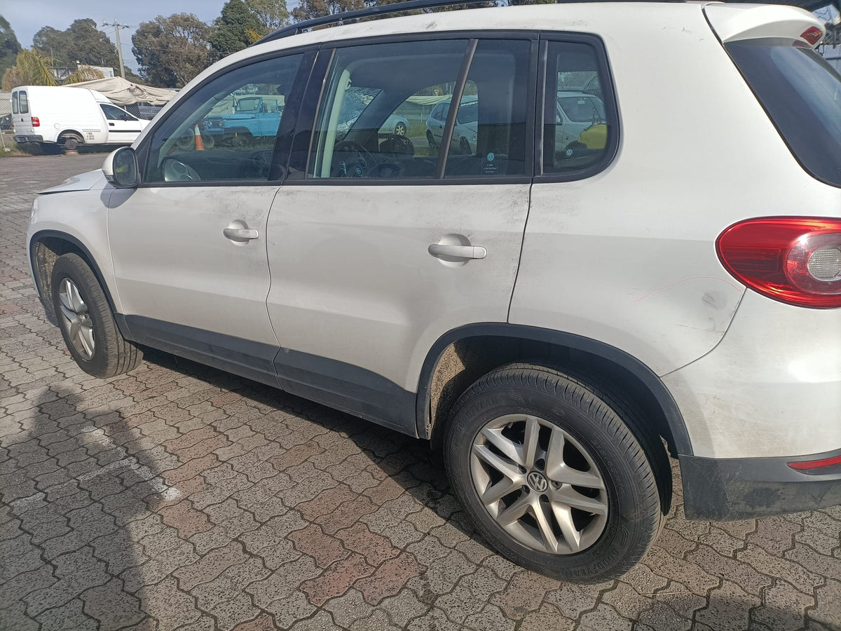 2011 VOLKSWAGEN TIGUAN BUMPER BAR (2 PIECE), 5N, NON PARK SENSOR TYPE, NON R-LINE, 05/08-06/11 5N0807421 REAR BUMPER