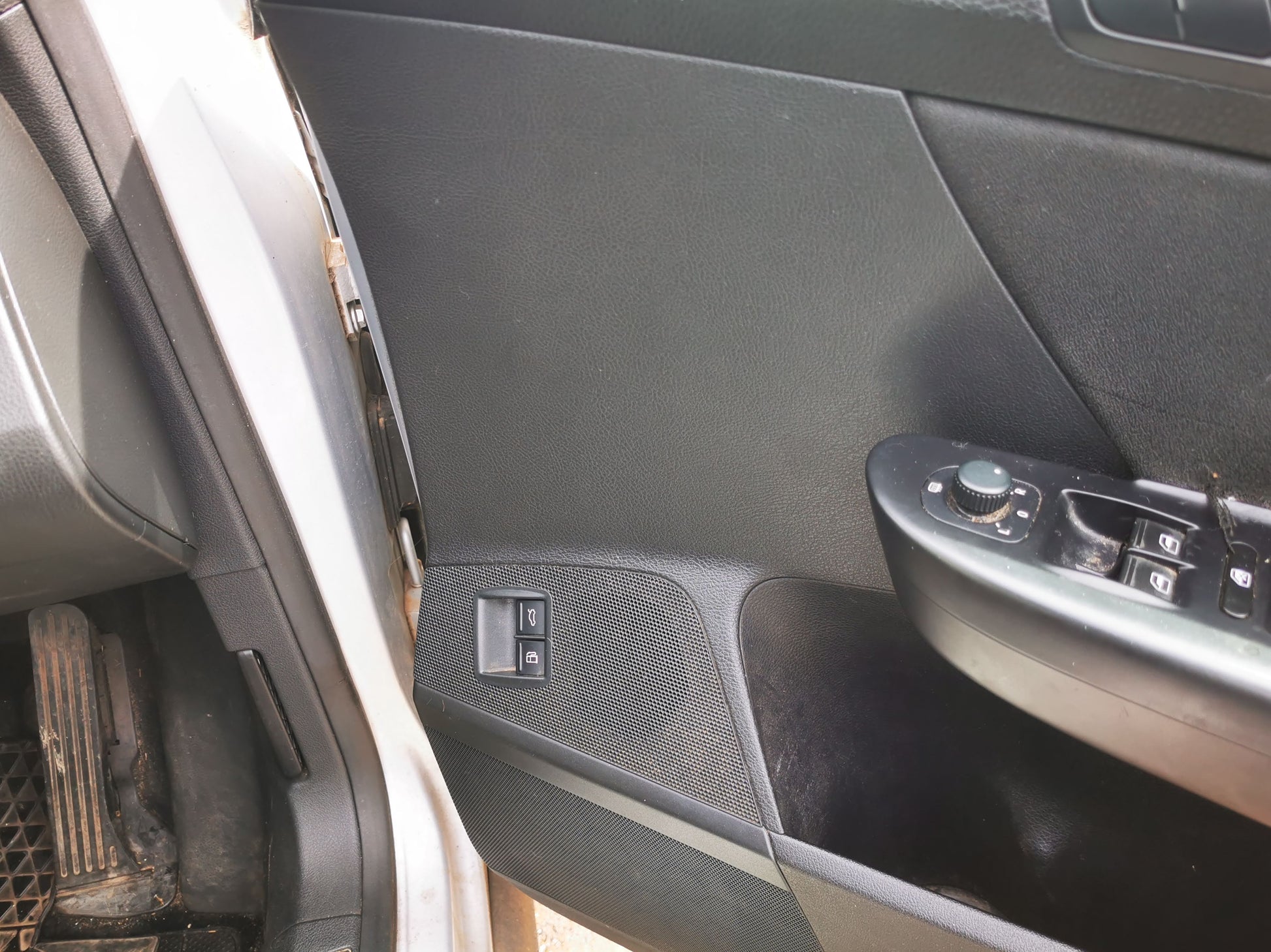 2008 VOLKSWAGEN PASSAT 3C/MK6 B6, WAGON, W/ PARK SENSOR TYPE, 03/06-09/10 3C9807417E REAR BUMPER