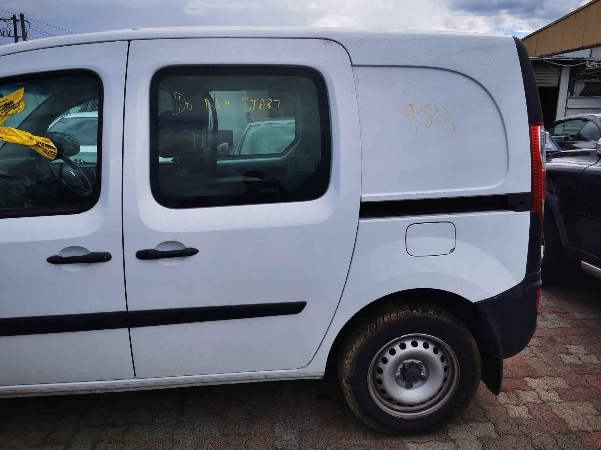 2015 RENAULT KANGOO LEFT FRONT DOOR LOCK, X61, 10/10- 8200497581 DOOR BOOT GATE LOCK