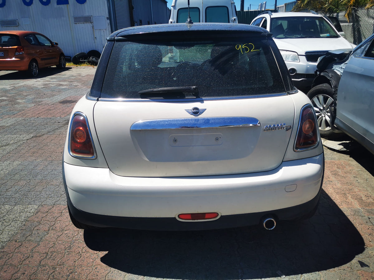 2009 MINI COOPER R56/R57, 3DR HATCH/CABRIO, 03/07-05/15 51337147395 LEFT FRONT DOOR WINDOW