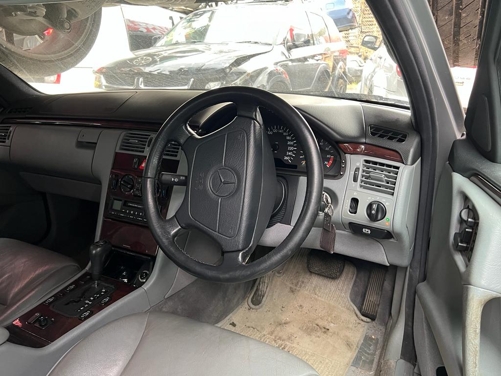 1996 MERCEDES E CLASS SAT NAV HEAD UNIT IN DASH (BO1470), W210, 01/96-08/02  A0028205889 RADIO CD DVD SAT TV