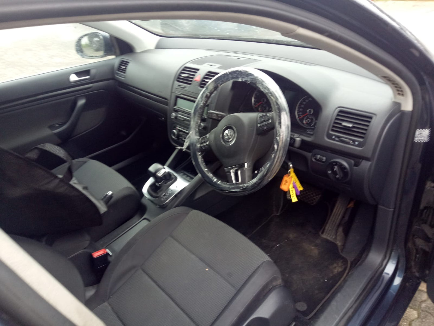 2009 VOLKSWAGEN JETTA STEERING WHEEL, 1KM, 02/06-07/11 1KM880201C  RIGHT AIRBAG