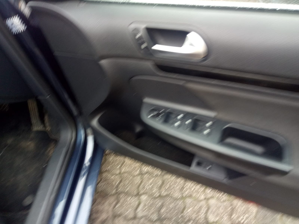 2009 VOLKSWAGEN JETTA STEERING WHEEL, 1KM, 02/06-07/11 1KM880201C  RIGHT AIRBAG