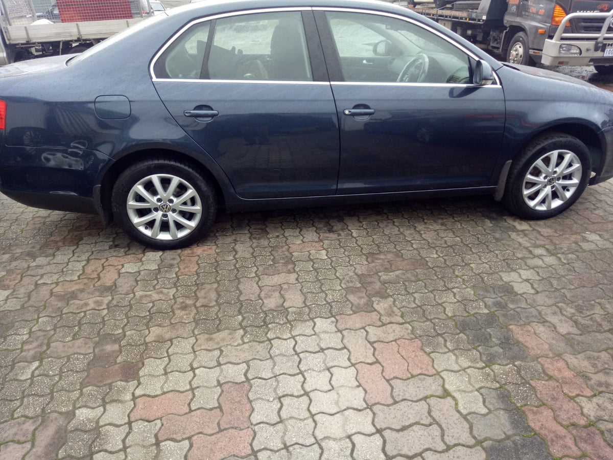 2009 VOLKSWAGEN JETTA STEERING WHEEL, 1KM, 02/06-07/11 1KM880201C  RIGHT AIRBAG