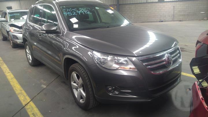 2010 VOLKSWAGEN TIGUAN REAR, 5N, 05/08-08/16  COURTESY LIGHT