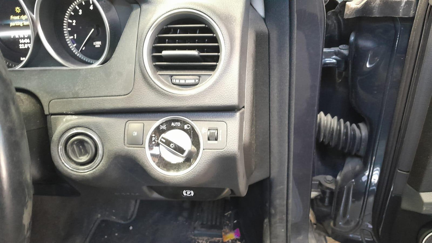 2013 MERCEDES C CLASS FRONT (CENTRE), W/ SUNROOF CONTROLS TYPE, BLACK, W204, 07/07-01/15 A2049001804 COURTESY LIGHT