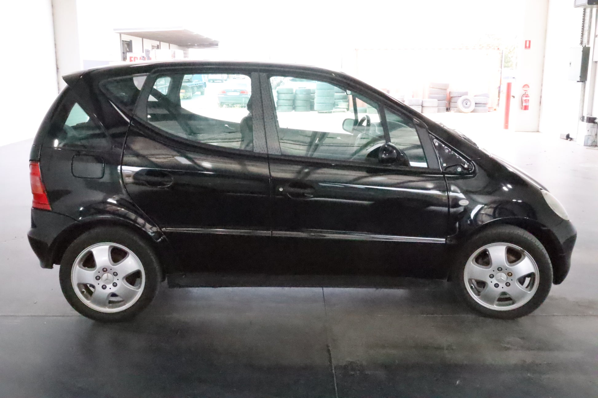 2001 MERCEDES A CLASS W168, POWER, 2-PIN, BLACK MOTOR, BOLT TYPE, 10/98-05/05  LEFT FRONT WINDOW REG MOTOR