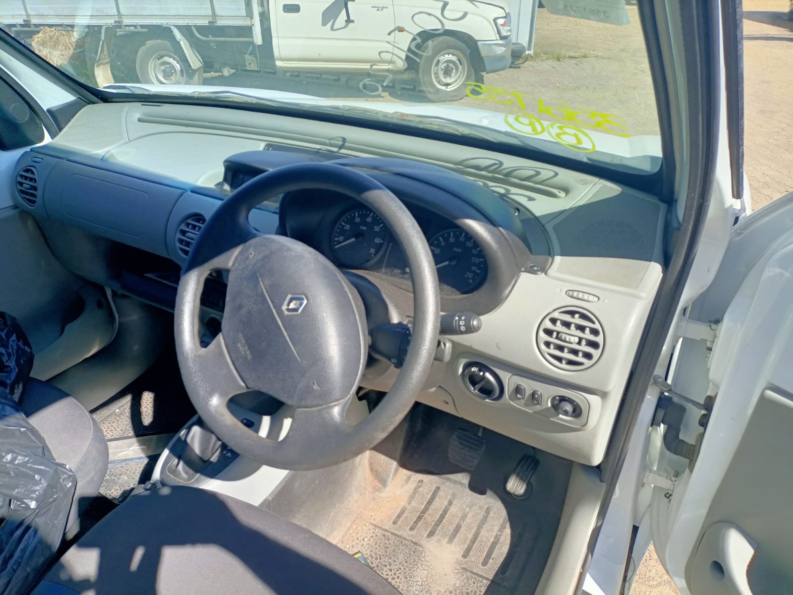 2009 RENAULT KANGOO X76, W/ CLEAR INDICATOR TYPE,  08/04-09/10 7702233647 LEFT HEADLAMP