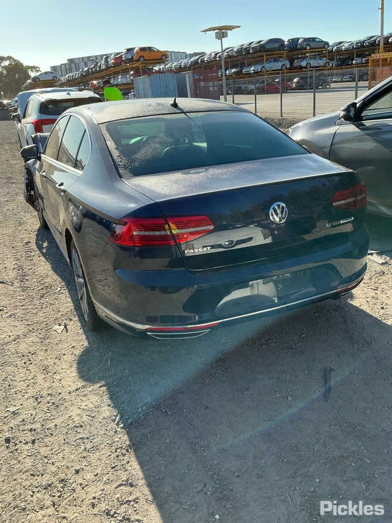 Wrecking 2017 VOLKSWAGEN PASSAT for Used Parts VW1774