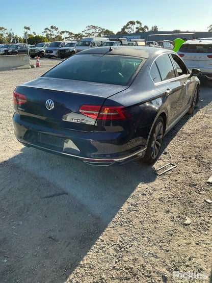 Wrecking 2017 VOLKSWAGEN PASSAT for Used Parts VW1774